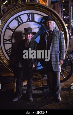 Michael J. Fox & Christopher Lloyd Film: Back to the Future parte III; Back to the Future parte 3 (USA 1990) personaggi: Marty McFly, Dr. Emmett Brown regista: Robert Zemeckis 25 maggio 1990 **AVVISO** questa fotografia è solo per uso editoriale ed è il copyright di UNIVERSAL e/o del fotografo assegnato dalla Film o dalla Società di produzione e può essere riprodotto solo da pubblicazioni in concomitanza con la promozione del suddetto Film. È richiesto un credito obbligatorio per UNIVERSAL. Il fotografo deve essere accreditato anche quando è noto. Nessun uso commerciale può essere concesso senza autorizzazione scritta fr Foto Stock