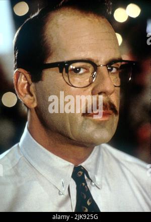 Bruce Willis Film Death becomes Her (USA 1992) personaggi: Dr. Ernest Menville regista: Robert Zemeckis 31 luglio 1992 **WARNING** questa fotografia è solo per uso editoriale ed è copyright di UNIVERSAL e/o The Photographer assegnato dalla Film o Production Company e può essere riprodotta solo da pubblicazioni in concomitanza con la promozione del suddetto Film. È richiesto un credito obbligatorio a UNIVERSAL. Il fotografo deve essere accreditato anche se conosciuto. Nessun uso commerciale può essere concesso senza l'autorizzazione scritta di The Film Company. Foto Stock