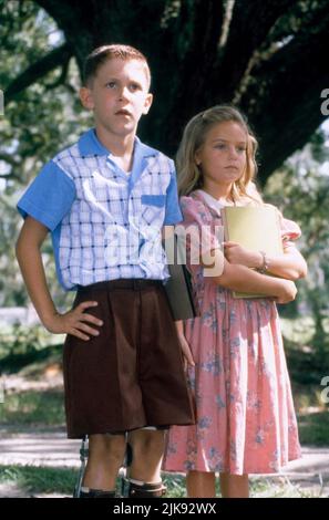 Michael Conner Humphreys & Hanna Hall Film: Forrest Gump (USA 1994) personaggi: Young Forrest, Young Jenny Curran regista: Robert Zemeckis 23 Giugno 1994 **AVVISO** questa fotografia è solo per uso editoriale ed è il copyright di PARAMOUNT e/o del fotografo assegnato dalla Film o dalla Production Company e può essere riprodotta solo da pubblicazioni in concomitanza con la promozione del suddetto Film. È necessario un credito obbligatorio per PARAMOUNT. Il fotografo deve essere accreditato anche quando è noto. Nessun uso commerciale può essere concesso senza l'autorizzazione scritta della Film Company. Foto Stock