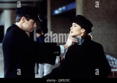 Jim Carrey & Lauren Holly Film Dumb & Dumber; Dumb and Dumber (USA 1994) personaggi: Lloyd, Mary regista: Peter Farrelly 06 dicembre 1994 **ATTENZIONE** questa fotografia è ad uso esclusivamente editoriale ed è copyright di NEW LINE CINEMA e/o del fotografo assegnato dalla Film or Production Company e può essere riprodotta solo da pubblicazioni in concomitanza con la promozione del suddetto film. È richiesto un credito obbligatorio per il CINEMA NEW LINE. Il fotografo deve essere accreditato anche se conosciuto. Nessun uso commerciale può essere concesso senza l'autorizzazione scritta di The Film Company. Foto Stock