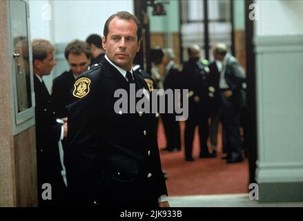 Bruce Willis Film: A distanza impressionante (USA 1993) personaggi: DET. Tom Hardy Director: Rowdy Herrington 17 settembre 1993 **AVVISO** questa fotografia è solo per uso editoriale ed è il copyright delle IMMAGINI COLUMBIA e/o del fotografo assegnato dalla Film o dalla Production Company e può essere riprodotto solo da pubblicazioni in concomitanza con la promozione del suddetto Film. È richiesto un credito obbligatorio per LE IMMAGINI COLUMBIA. Il fotografo deve essere accreditato anche quando è noto. Nessun uso commerciale può essere concesso senza l'autorizzazione scritta della Film Company. Foto Stock