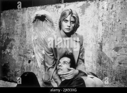 Film di Nastassja Kinski: Faraway, so Close!; in Weiter Ferne, so Nah! (DE 1993) personaggi: Raphaela Direttore: WIM Wenders 18 Maggio 1993 **ATTENZIONE** questa foto è solo per uso editoriale ed è il copyright di ROAD MOVIES FILMPRODUKTIONTOBIS e/o del fotografo assegnato dalla Film o dalla Società di produzione e può essere riprodotto solo da pubblicazioni in concomitanza con la promozione del suddetto Film. È richiesto un credito obbligatorio per I FILMATI STRADALI FILMPRODUKTIONTOBIS. Il fotografo deve essere accreditato anche quando è noto. Nessun uso commerciale può essere concesso senza l'autorizzazione scritta della F Foto Stock