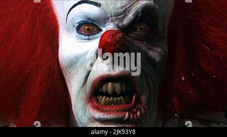 Tim Curry Film Stephen King'S IT (1990) regista: Tommy Lee Wallace 18 novembre 1990 **ATTENZIONE** questa fotografia è solo per uso editoriale ed è copyright di LORIMAR TELEVISION e/o The Photographer assegnato dalla Film o Production Company e può essere riprodotta solo da pubblicazioni in concomitanza con la promozione del suddetto Film. È richiesto un credito obbligatorio a LORIMAR TELEVISION. Il fotografo deve essere accreditato anche se conosciuto. Nessun uso commerciale può essere concesso senza l'autorizzazione scritta di The Film Company. Foto Stock