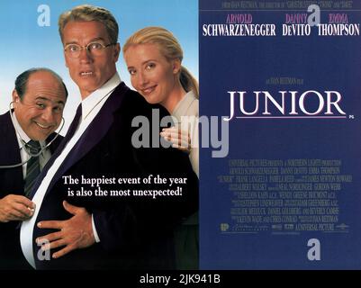 Danny Devito, Arnold Schwarzenegger & Emma Thompson Film: Junior (1994) personaggi: Dr. Larry Arbogast, Dr.. Alex Hesse e Dr. Diana Reddin Direttore: Ivan Reitman 23 novembre 1994 **AVVISO** questa fotografia è solo per uso editoriale ed è il copyright di UNIVERSAL e/o del fotografo assegnato dalla Film o dalla Società di produzione e può essere riprodotto solo da pubblicazioni in concomitanza con la promozione del suddetto Film. È richiesto un credito obbligatorio per UNIVERSAL. Il fotografo deve essere accreditato anche quando è noto. Nessun uso commerciale può essere concesso senza l'autorizzazione scritta della Fil Foto Stock