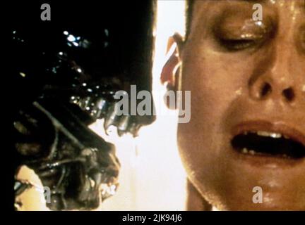 Alien & Sigourney Weaver Film Alien 3 (USA 1992) regista: David Fincher 22 maggio 1992 **ATTENZIONE** questa fotografia è solo per uso editoriale ed è copyright della 20TH CENTURY FOX e/o del fotografo assegnato dalla Film o Production Company e può essere riprodotta solo da pubblicazioni in concomitanza con la promozione del suddetto Film. È richiesto un credito obbligatorio a 20TH CENTURY FOX. Il fotografo deve essere accreditato anche se conosciuto. Nessun uso commerciale può essere concesso senza l'autorizzazione scritta di The Film Company. Foto Stock