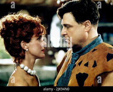 Elizabeth Perkins & John Goodman Film: The Flintstones (USA 1994) personaggi: Wilma Flintstone,Fred Flintstone regista: Brian Levant 23 maggio 1994 **AVVISO** questa foto è solo per uso editoriale ed è copyright di HANNA-BARBERAUNIVERSAL e/o del fotografo assegnato dalla Film o dalla Società di produzione e può essere riprodotta solo da pubblicazioni in concomitanza con la promozione del suddetto Film. È richiesto un credito obbligatorio a HANNA-BARBERAUNIVERSAL. Il fotografo deve essere accreditato anche quando è noto. Nessun uso commerciale può essere concesso senza autorizzazione scritta da parte della pellicola C. Foto Stock