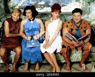 Rick Moranis, Rosie o'Donnell, Elizabeth Perkins & John Goodman Film: The Flintstones (USA 1994) personaggi: Barney Rubble, Betty Rubble, Wilma Flintstone & Fred Flintstone regista: Brian Levant 23 maggio 1994 **AVVISO** questa foto è solo per uso editoriale ed è copyright di HANNA-BARBERAUNIVERSAL e/o del fotografo assegnato dalla Film o dalla Società di produzione e può essere riprodotta solo da pubblicazioni in concomitanza con la promozione del suddetto Film. È richiesto un credito obbligatorio a HANNA-BARBERAUNIVERSAL. Il fotografo deve essere accreditato anche quando è noto. Non commerciale Foto Stock