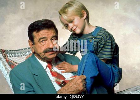 Walter Matthau & Mason Gamble Film Dennis the Menace (1993) personaggi: Mr. George Wilson & Dennis Mitchell regista: Nick Castle 25 giugno 1993 **ATTENZIONE** questa fotografia è ad uso esclusivamente editoriale ed è copyright DELLA WARNER BROS e/o del fotografo assegnato dalla Film or Production Company e può essere riprodotta solo da pubblicazioni in concomitanza con la promozione del suddetto Film. È richiesto un credito obbligatorio a WARNER BROS. Il fotografo deve essere accreditato anche se conosciuto. Nessun uso commerciale può essere concesso senza l'autorizzazione scritta di The Film Company. Foto Stock
