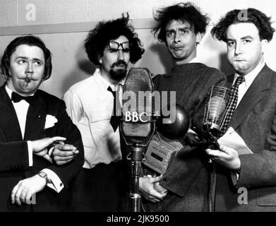 Harry Secombe, Michael Bentine, Spike Milligan & Peter Sellers Televisione: The Goons (1993) 27 maggio 1991 **AVVISO** questa fotografia è ad uso esclusivamente editoriale ed è copyright della Film Company e/o del fotografo assegnato dalla Film o dalla Production Company e può essere riprodotta solo da pubblicazioni in concomitanza con la promozione del suddetto Film. È richiesto un credito obbligatorio per la Film Company. Il fotografo deve essere accreditato anche quando è noto. Nessun uso commerciale può essere concesso senza l'autorizzazione scritta della Film Company. Foto Stock