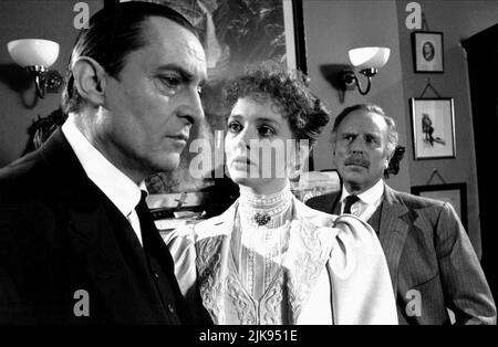 Jeremy Brett, Serena Gordon & Edward Hardwicke Televisione: Sherlock Holmes; The Master Blackmailer (1992) 02 gennaio 1992 **AVVISO** questa fotografia è solo per uso editoriale ed è il copyright di GRANADA TV e/o del fotografo assegnato dalla Film o Production Company e può essere riprodotto solo da pubblicazioni in concomitanza con la promozione del suddetto Film. È richiesto un credito obbligatorio per GRANADA TV. Il fotografo deve essere accreditato anche quando è noto. Nessun uso commerciale può essere concesso senza l'autorizzazione scritta della Film Company. Foto Stock