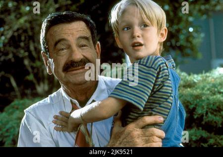 Walter Matthau & Mason Gamble Film Dennis the Menace (1990) personaggi: Mr. George Wilson & Dennis Mitchell regista: Nick Castle 25 giugno 1993 **ATTENZIONE** questa fotografia è ad uso esclusivamente editoriale ed è copyright DELLA WARNER BROS e/o del fotografo assegnato dalla Film or Production Company e può essere riprodotta solo da pubblicazioni in concomitanza con la promozione del suddetto Film. È richiesto un credito obbligatorio a WARNER BROS. Il fotografo deve essere accreditato anche se conosciuto. Nessun uso commerciale può essere concesso senza l'autorizzazione scritta di The Film Company. Foto Stock