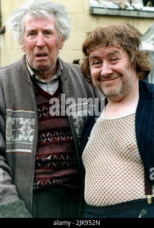 Rikki Fulton & Gregor Fisher Television: Rab C Nesbitt (1990) Direttore: Ian Pattison 27 Settembre 1990 **AVVISO** questa fotografia è solo per uso editoriale ed è copyright della BBC e/o del fotografo assegnato dalla Film o dalla Production Company e può essere riprodotta solo da pubblicazioni in concomitanza con la promozione del suddetto Film. È richiesto un credito obbligatorio per la BBC. Il fotografo deve essere accreditato anche quando è noto. Nessun uso commerciale può essere concesso senza l'autorizzazione scritta della Film Company. Foto Stock