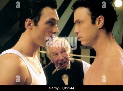 Martin Kemp & Gary Kemp Film: The Krays (UK 1980) personaggi: Reggie Kray & Ronald Kray Direttore: Peter Medak 27 Aprile 1990 **ATTENZIONE** questa foto è solo per uso editoriale ed è copyright DEI DISTRIBUTORI DI FILM RANK e/o del fotografo assegnato dalla Film o dalla Società di produzione e può essere riprodotta solo da pubblicazioni in concomitanza con la promozione del suddetto Film. È richiesto un credito obbligatorio per CLASSIFICARE I DISTRIBUTORI DI FILM. Il fotografo deve essere accreditato anche quando è noto. Nessun uso commerciale può essere concesso senza l'autorizzazione scritta della Film Company. Foto Stock