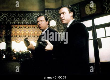 Martin Kemp & Gary Kemp Film: The Krays (UK 1980) personaggi: Reggie Kray & Ronald Kray Direttore: Peter Medak 27 Aprile 1990 **ATTENZIONE** questa foto è solo per uso editoriale ed è copyright DEI DISTRIBUTORI DI FILM RANK e/o del fotografo assegnato dalla Film o dalla Società di produzione e può essere riprodotta solo da pubblicazioni in concomitanza con la promozione del suddetto Film. È richiesto un credito obbligatorio per CLASSIFICARE I DISTRIBUTORI DI FILM. Il fotografo deve essere accreditato anche quando è noto. Nessun uso commerciale può essere concesso senza l'autorizzazione scritta della Film Company. Foto Stock