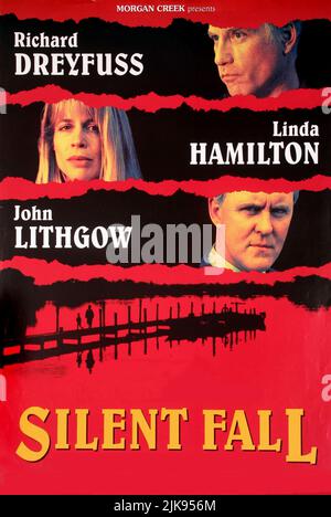 Richard Dreyfuss, Linda Hamilton e John Lithgow Poster Film: Silent Fall (1993) personaggi: Dr. Jake Rainer, Karen Rainer e Direttore: Bruce Beresford 28 ottobre 1994 **AVVISO** questa fotografia è solo per uso editoriale ed è copyright di WARNER BROS e/o del fotografo assegnato dalla Film o dalla Production Company e può essere riprodotta solo da pubblicazioni in concomitanza con la promozione del suddetto Film. È richiesto un credito obbligatorio per WARNER BROS. Il fotografo deve essere accreditato anche quando è noto. Nessun uso commerciale può essere concesso senza autorizzazione scritta da parte del Film Compan Foto Stock