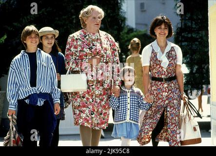 Matthew Lawrence, Lisa Jacub, Robin Williams, Mara Wilson & Sally Field Film: Sig.ra Doubtfire (USA 1993) personaggi: Christopher 'Chris' Hillard, Daniel Hillard, Natalie 'Nattie' Hillard & Miranda Hillard regista: Chris Columbus 24 Novembre 1993 **ATTENZIONE** questa foto è solo per uso editoriale ed è il copyright di 20th CENTURY FOX e/o del fotografo assegnato dalla Film o dalla Production Company e può essere riprodotta solo da pubblicazioni in concomitanza con la promozione del suddetto Film. È richiesto un credito obbligatorio per 20th CENTURY FOX. Il fotografo dovrebbe anche essere accreditato w Foto Stock