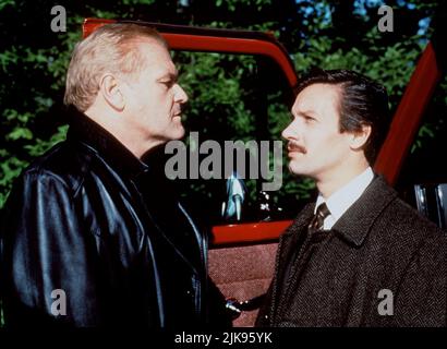 Brian Dennehy & Michael Riley Film: Per catturare Un killer (1991) personaggi: John Wayne Gacy & Lieutenant Joseph 'Joe / Polock' Kozenczak regista: Eric fino al 15 maggio 1992 **ATTENZIONE** questa foto è solo per uso editoriale ed è il copyright di CREATIVE ENT. E/o il fotografo assegnato dalla Film o Production Company e può essere riprodotto solo da pubblicazioni in concomitanza con la promozione del suddetto Film. È richiesto un credito obbligatorio per l'ORL CREATIVO. Il fotografo deve essere accreditato anche quando è noto. Nessun uso commerciale può essere concesso senza autorizzazione scritta da parte della pellicola C. Foto Stock