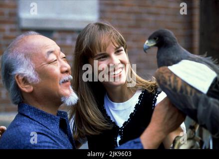 Pat Morita & Hilary Swank Film: The Next Karate Kid (USA 1994) personaggi: SGT. Kesuke Miyagi e Julie Pierce Direttore: Christopher Cain 03 agosto 1994 **AVVISO** questa fotografia è solo per uso editoriale ed è il copyright delle IMMAGINI COLUMBIA e/o del fotografo assegnato dalla Film o Production Company e può essere riprodotto solo da pubblicazioni in concomitanza con la promozione del suddetto Film. È richiesto un credito obbligatorio per LE IMMAGINI COLUMBIA. Il fotografo deve essere accreditato anche quando è noto. Nessun uso commerciale può essere concesso senza l'autorizzazione scritta della Film Company. Foto Stock