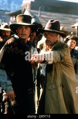 Michael J. Fox & Christopher Lloyd Film: Back to the Future parte III; Back to the Future parte 3 (USA 1990) personaggi: Marty McFly, Dr. Emmett Brown regista: Robert Zemeckis 25 maggio 1990 **AVVISO** questa fotografia è solo per uso editoriale ed è il copyright di UNIVERSAL e/o del fotografo assegnato dalla Film o dalla Società di produzione e può essere riprodotto solo da pubblicazioni in concomitanza con la promozione del suddetto Film. È richiesto un credito obbligatorio per UNIVERSAL. Il fotografo deve essere accreditato anche quando è noto. Nessun uso commerciale può essere concesso senza autorizzazione scritta fr Foto Stock