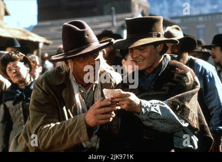 Christopher Lloyd & Michael J. Fox Film: Back to the Future Part III; Back to the Future Part 3 (USA 1990) personaggi: Dr. Emmett Brown, Marty McFly Director: Robert Zemeckis 25 maggio 1990 **AVVISO** questa fotografia è solo per uso editoriale ed è il copyright di UNIVERSAL e/o del fotografo assegnato dalla Film o dalla Società di produzione e può essere riprodotto solo da pubblicazioni in concomitanza con la promozione del suddetto Film. È richiesto un credito obbligatorio per UNIVERSAL. Il fotografo deve essere accreditato anche quando è noto. Nessun uso commerciale può essere concesso senza autorizzazione scritta fr Foto Stock