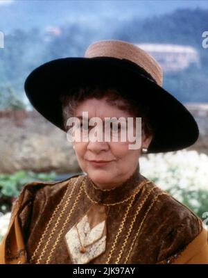 Joan Plowright Film: Enchanted April (1991) personaggi: Sig.ra Fisher regista: Mike Newell 05 Aprile 1992 **ATTENZIONE** questa foto è solo per uso editoriale ed è copyright di BBC e/o del fotografo assegnato dalla Film o dalla Production Company e può essere riprodotta solo da pubblicazioni in concomitanza con la promozione del suddetto Film. È richiesto un credito obbligatorio per la BBC. Il fotografo deve essere accreditato anche quando è noto. Nessun uso commerciale può essere concesso senza l'autorizzazione scritta della Film Company. Foto Stock