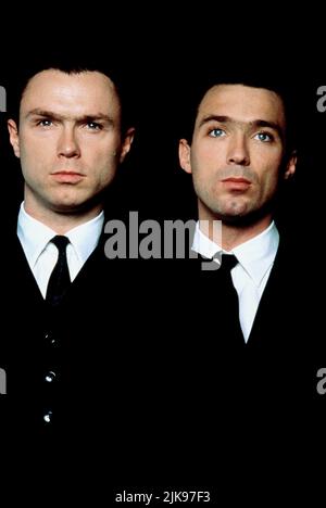 Gary Kemp & Martin Kemp Film: The Krays (UK 1980) personaggi: Ronald Kray & Reggie Kray Direttore: Peter Medak 27 Aprile 1990 **ATTENZIONE** questa foto è solo per uso editoriale ed è copyright DEI DISTRIBUTORI DI FILM RANK e/o del fotografo assegnato dalla Film o dalla Società di produzione e può essere riprodotta solo da pubblicazioni in concomitanza con la promozione del suddetto Film. È richiesto un credito obbligatorio per CLASSIFICARE I DISTRIBUTORI DI FILM. Il fotografo deve essere accreditato anche quando è noto. Nessun uso commerciale può essere concesso senza l'autorizzazione scritta della Film Company. Foto Stock