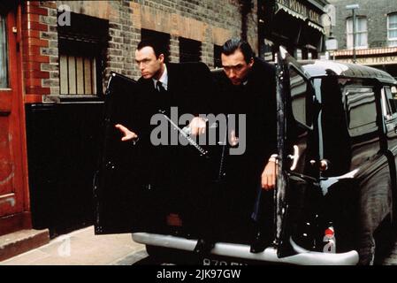 Gary Kemp & Martin Kemp Film: The Krays (UK 1980) personaggi: Ronald Kray & Reggie Kray Direttore: Peter Medak 27 Aprile 1990 **ATTENZIONE** questa foto è solo per uso editoriale ed è copyright DEI DISTRIBUTORI DI FILM RANK e/o del fotografo assegnato dalla Film o dalla Società di produzione e può essere riprodotta solo da pubblicazioni in concomitanza con la promozione del suddetto Film. È richiesto un credito obbligatorio per CLASSIFICARE I DISTRIBUTORI DI FILM. Il fotografo deve essere accreditato anche quando è noto. Nessun uso commerciale può essere concesso senza l'autorizzazione scritta della Film Company. Foto Stock