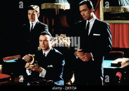 Gary Kemp & Martin Kemp Film: The Krays (UK 1980) personaggi: Ronald Kray & Reggie Kray Direttore: Peter Medak 27 Aprile 1990 **ATTENZIONE** questa foto è solo per uso editoriale ed è copyright DEI DISTRIBUTORI DI FILM RANK e/o del fotografo assegnato dalla Film o dalla Società di produzione e può essere riprodotta solo da pubblicazioni in concomitanza con la promozione del suddetto Film. È richiesto un credito obbligatorio per CLASSIFICARE I DISTRIBUTORI DI FILM. Il fotografo deve essere accreditato anche quando è noto. Nessun uso commerciale può essere concesso senza l'autorizzazione scritta della Film Company. Foto Stock