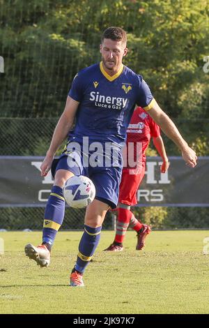 Castelnuovo del Garda, Italia. 30th luglio 2022. Thomas Henry di Hellas Verona durante Hellas Verona vs US Cremonese, 5Â° incontro frendly pre-season Serie A Tim 2022-23, al Centro Sportivo 'Paradiso' di Castelnuovo del Garda (VR), Italia, il 30 luglio 2022. Credit: Independent Photo Agency/Alamy Live News Foto Stock