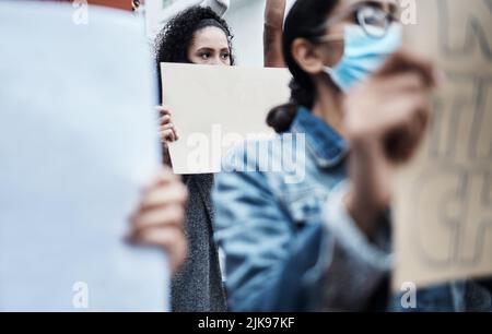 Questa è la nostra scelta: Un gruppo di persone che si è recato contro una protesta contro il vaccino contro il virus della corona. Foto Stock