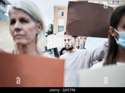 Dire no al vaccino covido: Un gruppo di persone che si è recato contro una protesta contro il vaccino contro il virus corona. Foto Stock