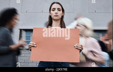 Non lasciate che qualcuno toglie i vostri diritti. Una giovane donna che protestava per una marcia di vaccino covido. Foto Stock