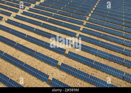 ZHANGYE, CINA - 31 LUGLIO 2022 - Foto aerea scattata il 31 luglio 2022 mostra l'energia pulita delle centrali solari fotovoltaiche sulla sconfinata Gobi i. Foto Stock