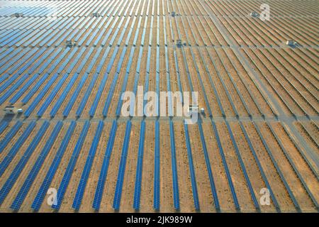 ZHANGYE, CINA - 31 LUGLIO 2022 - Foto aerea scattata il 31 luglio 2022 mostra l'energia pulita delle centrali solari fotovoltaiche sulla sconfinata Gobi i. Foto Stock