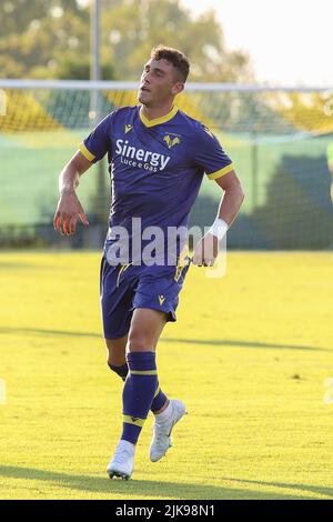 Castelnuovo del Garda, Italia. 30th luglio 2022. Roberto piccoli di Hellas Verona Fcduring Hellas Verona vs US Cremonese, 5Â° incontro frendly pre-season Serie A Tim 2022-23, al Centro Sportivo 'Paradiso' di Castelnuovo del Garda (VR), Italia, il 30 luglio 2022. Credit: Independent Photo Agency/Alamy Live News Foto Stock