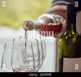 Iniziamo il test del gusto. Un sommelier versa il vino in un bicchiere. Foto Stock