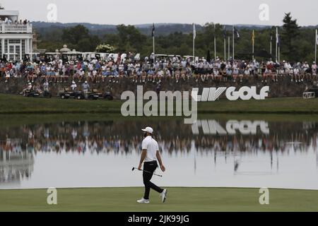 Bedminster, Stati Uniti. 31st luglio 2022. Dustin Johnson cammina fino al 18th green hole a LIV Golf Bedminster Invitational, parte della nuova LIV Golf Invitational Series, al Trump National Golf Club domenica 31 2022 luglio a Bedminster, New Jersey. Foto di Peter Foley/UPI Credit: UPI/Alamy Live News Foto Stock