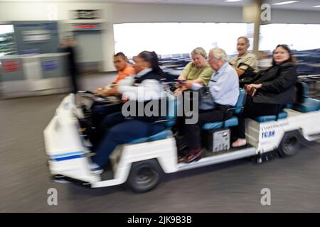 Houston, Texas, aeroporto intercontinentale George Bush, area d'ingresso del terminal, cart elettrico che trasporta passeggeri di compagnie aeree per disabili sui voli Foto Stock