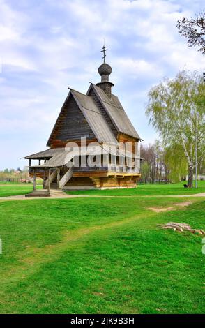 La Chiesa di San Nicola il Wonderworker. Preservato chiesa in legno sul prato verde del parco. Suzdal, Russia, 2022. Foto Stock