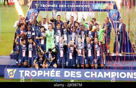 (220801) -- TEL AVIV, 1 agosto 2022 (Xinhua) -- i giocatori di Paris Saint-Germain festeggiano durante la cerimonia di premiazione dopo aver vinto la partita di calcio del Trofeo dei campioni francesi (Trofeo des Champions) tra Parigi Saint-Germain e il FC Nantes allo Stadio Bloomfield di Tel Aviv, Israele, il 31 luglio 2022. (Alain Schieber/JINI via Xinhua) Foto Stock