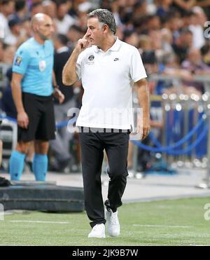 (220801) -- TEL AVIV, 1 agosto 2022 (Xinhua) -- l'allenatore capo di Parigi Saint-Germain Christophe Galtier reagisce durante la partita di calcio del Trofeo dei campioni francesi (Trofeo dei campioni) tra Parigi Saint-Germain e il FC Nantes allo stadio Bloomfield di Tel Aviv, Israele, il 31 luglio 2022. (Alain Schieber/JINI via Xinhua) Foto Stock