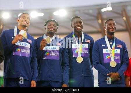 Hayward Field, Eugene, Oregon, USA. 24th luglio 2022. United States team group (USA), 24 LUGLIO 2022 - Atletica : IAAF World Championships Oregon 2022 Men's 4400m Relay Medal Ceremony a Hayward Field, Eugene, Oregon, USA. Credit: Naoki Nishimura/AFLO SPORT/Alamy Live News Foto Stock