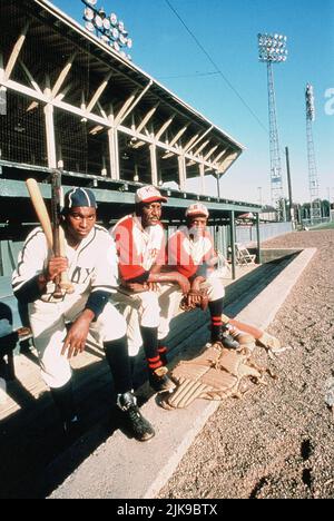 Mykelti Williamson, Delroy Lindo & Blair Underwood Film: Soul of the Game (1996) personaggi: Josh Gibson, Satchel Paige & Jackie Robinson regista: Kevin Rodney Sullivan 20 Aprile 1996 **AVVISO** questa fotografia è solo per uso editoriale ed è copyright di HBO e/o del fotografo assegnato dalla Film o dalla Production Company e può essere riprodotta solo da pubblicazioni in concomitanza con la promozione del suddetto Film. È richiesto un credito obbligatorio per HBO. Il fotografo deve essere accreditato anche quando è noto. Nessun uso commerciale può essere concesso senza autorizzazione scritta da parte del Film Comp Foto Stock