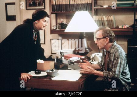 Kirstie Alley & Woody Allen Film: Deconstructing Harry (USA 1997) personaggi: Joan & Harry Block regista: Woody Allen 27 Agosto 1997 **ATTENZIONE** questa foto è solo per uso editoriale ed è il copyright DEI FILM SWEETLAND e/o del fotografo assegnato dalla Film o dalla Società di produzione e può essere riprodotto solo da pubblicazioni in concomitanza con la promozione del suddetto Film. È richiesto un credito obbligatorio per I FILM SWEETLAND. Il fotografo deve essere accreditato anche quando è noto. Nessun uso commerciale può essere concesso senza l'autorizzazione scritta della Film Company. Foto Stock