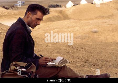 Ralph Fiennes Film The English Patient (USA/UK 1996) personaggi: Count Laszlo de Almasy regista: Anthony Minghella 06 November 1996 **WARNING** questa fotografia è ad uso esclusivamente editoriale ed è copyright di TIGER MOTH PRODUCTIONS e/o del fotografo assegnato dalla Film or Production Company e può essere riprodotta solo da pubblicazioni in concomitanza con la promozione del suddetto Film. È richiesto un credito obbligatorio per LE PRODUZIONI TIGER MOTH. Il fotografo deve essere accreditato anche se conosciuto. Nessun uso commerciale può essere concesso senza l'autorizzazione scritta di The Film Company. Foto Stock