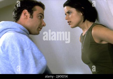 Neve Campbell & Liev Schreiber Film: Scream 2 (USA 1997) personaggi: Sidney Prescott, Cotton Weary Director: WES Craven 10 Dicembre 1997 **ATTENZIONE** questa fotografia è solo ad uso editoriale ed è copyright DEI FILM DI DIMENSIONE e/o del fotografo assegnato dalla Film o dalla Società di produzione e può essere riprodotta solo da pubblicazioni in concomitanza con la promozione del suddetto Film. È richiesto un credito obbligatorio per I FILM DIMENSION. Il fotografo deve essere accreditato anche quando è noto. Nessun uso commerciale può essere concesso senza l'autorizzazione scritta della Film Company. Foto Stock