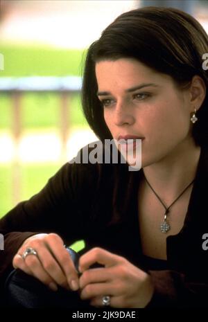 Neve Campbell Film: Scream 2 (USA 1997) personaggi: Sidney Prescott regista: WES Craven 10 Dicembre 1997 **ATTENZIONE** questa fotografia è solo ad uso editoriale ed è copyright DEI FILM DI DIMENSIONE e/o del fotografo assegnato dalla Film o dalla Società di produzione e può essere riprodotta solo da pubblicazioni in concomitanza con la promozione del suddetto Film. È richiesto un credito obbligatorio per I FILM DIMENSION. Il fotografo deve essere accreditato anche quando è noto. Nessun uso commerciale può essere concesso senza l'autorizzazione scritta della Film Company. Foto Stock