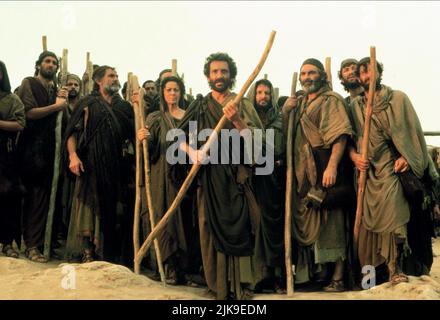 Scena con Ben Kingsley & David Suchet Film Moses; (1995) personaggi: CON Moses & Aaron regista: Roger Young 20 dicembre 1995 **ATTENZIONE** questa fotografia è ad uso esclusivamente editoriale ed è copyright di BSKYB e/o del fotografo assegnato dalla Film o Production Company e può essere riprodotta solo da pubblicazioni in concomitanza con la promozione del suddetto Film. È richiesto un credito obbligatorio a BSKYB. Il fotografo deve essere accreditato anche se conosciuto. Nessun uso commerciale può essere concesso senza l'autorizzazione scritta di The Film Company. Foto Stock