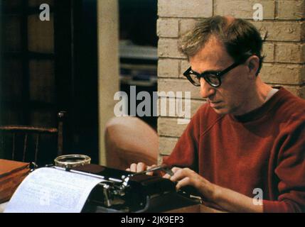 Woody Allen Film: Deconstructing Harry (USA 1997) personaggi: Harry Block Director: Woody Allen 27 Agosto 1997 **ATTENZIONE** questa foto è solo per uso editoriale ed è il copyright DEI FILM SWEETLAND e/o del fotografo assegnato dalla Film o dalla Società di produzione e può essere riprodotto solo da pubblicazioni in concomitanza con la promozione del suddetto Film. È richiesto un credito obbligatorio per I FILM SWEETLAND. Il fotografo deve essere accreditato anche quando è noto. Nessun uso commerciale può essere concesso senza l'autorizzazione scritta della Film Company. Foto Stock