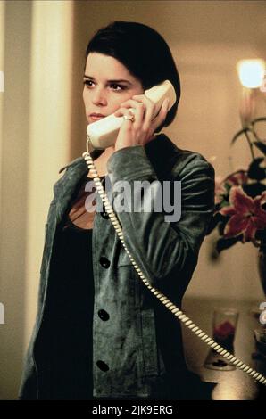 Neve Campbell Film: Scream 2 (USA 1997) personaggi: Sidney Prescott regista: WES Craven 10 Dicembre 1997 **ATTENZIONE** questa fotografia è solo ad uso editoriale ed è copyright DEI FILM DI DIMENSIONE e/o del fotografo assegnato dalla Film o dalla Società di produzione e può essere riprodotta solo da pubblicazioni in concomitanza con la promozione del suddetto Film. È richiesto un credito obbligatorio per I FILM DIMENSION. Il fotografo deve essere accreditato anche quando è noto. Nessun uso commerciale può essere concesso senza l'autorizzazione scritta della Film Company. Foto Stock